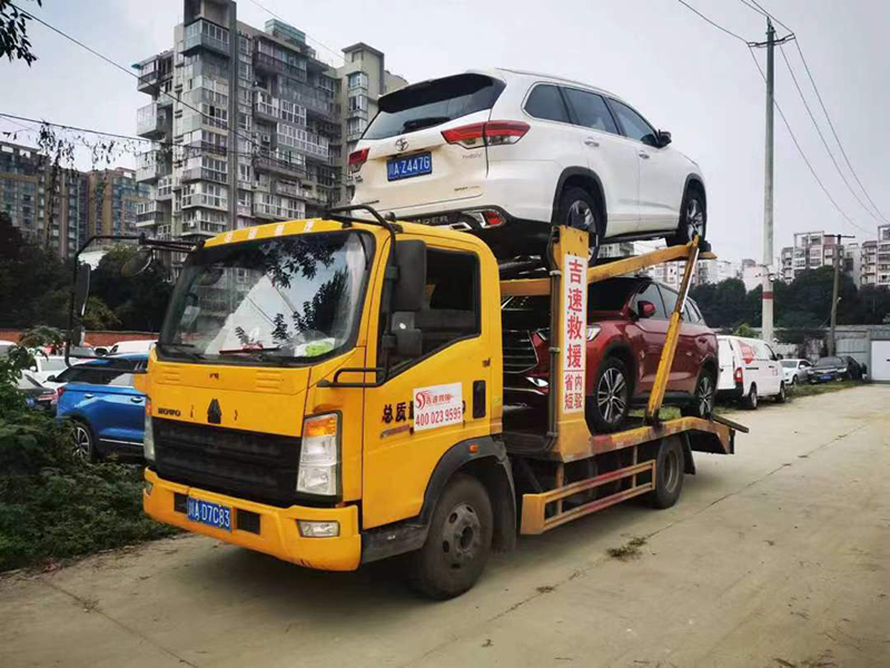 小板救援車的優(yōu)勢包括：1.靈活便捷：小板車相對于大板車體積小、重量輕，可以在狹小的空間中靈活穿行，適應(yīng)不同地形和復(fù)雜環(huán)境，方便及時(shí)抵達(dá)出發(fā)地與目的地，同時(shí)小板車配備了應(yīng)急設(shè)備，方便裝車卸車工作。