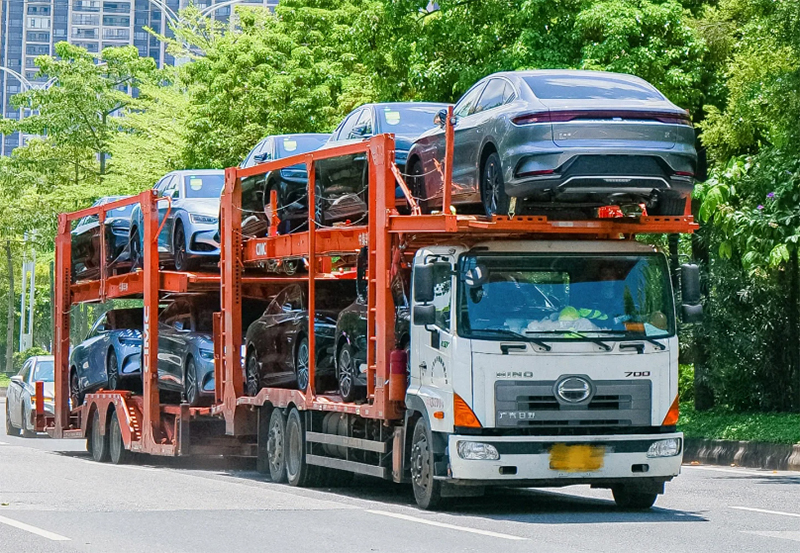  四川到上海，路途遙遠，自駕疲憊不堪，將愛車托運是最佳選擇。選擇專業(yè)的轎車托運服務，不僅節(jié)省時間和精力，更能確保愛車安全無憂。